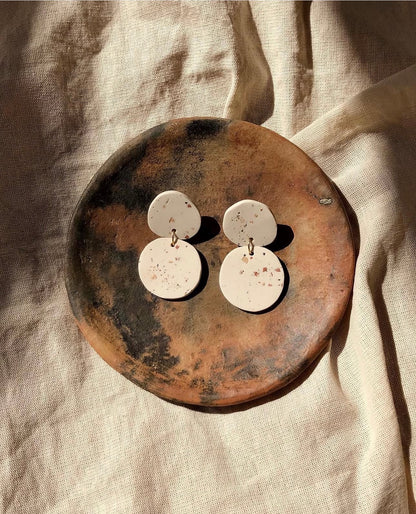 DIARIA aretes largos arcilla