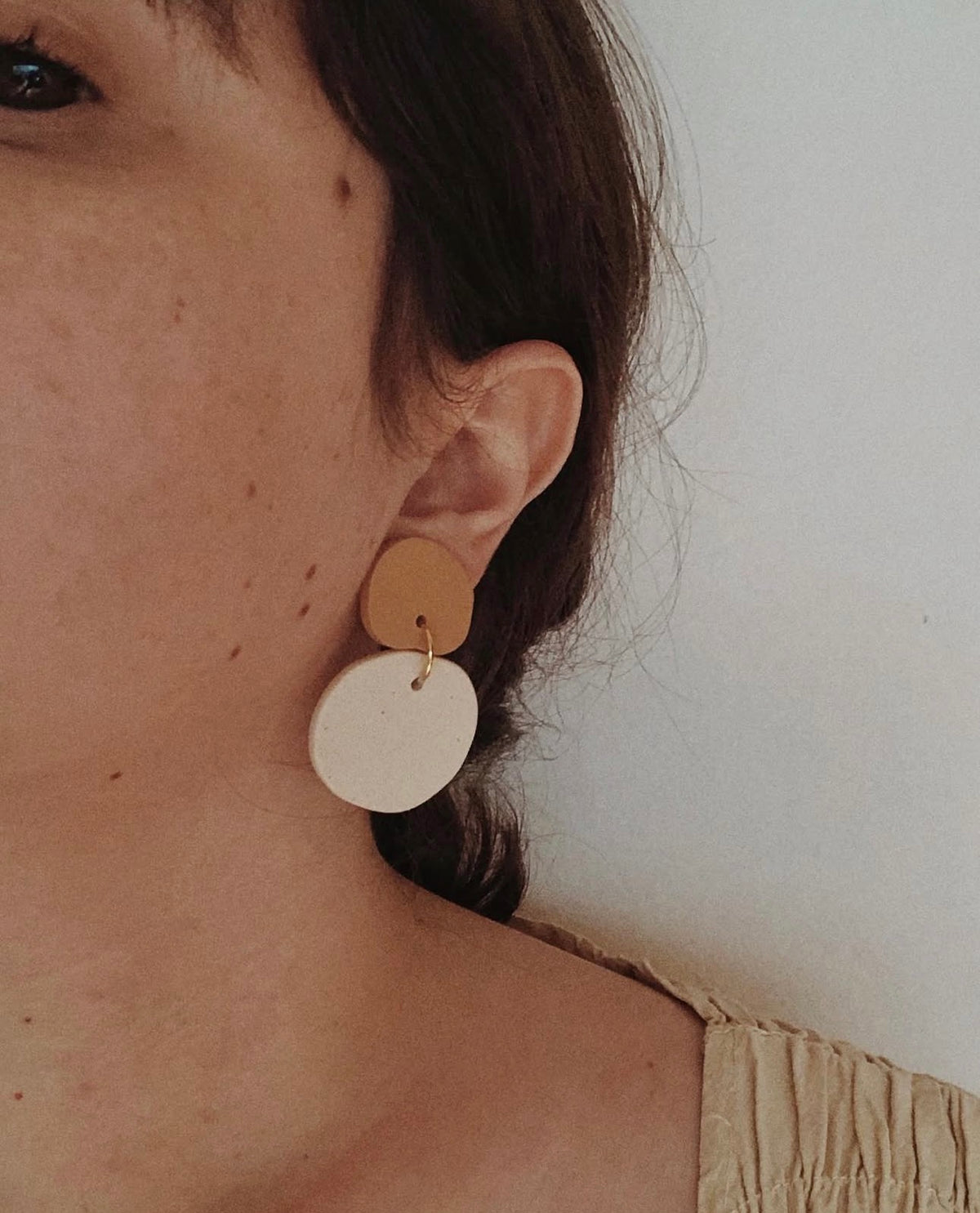 DIARIA aretes largos arcilla