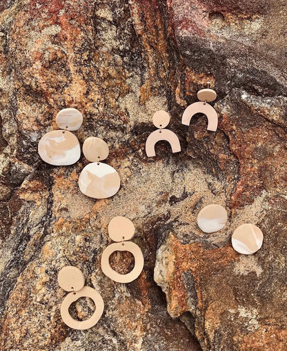 DIARIA aretes largos arcilla