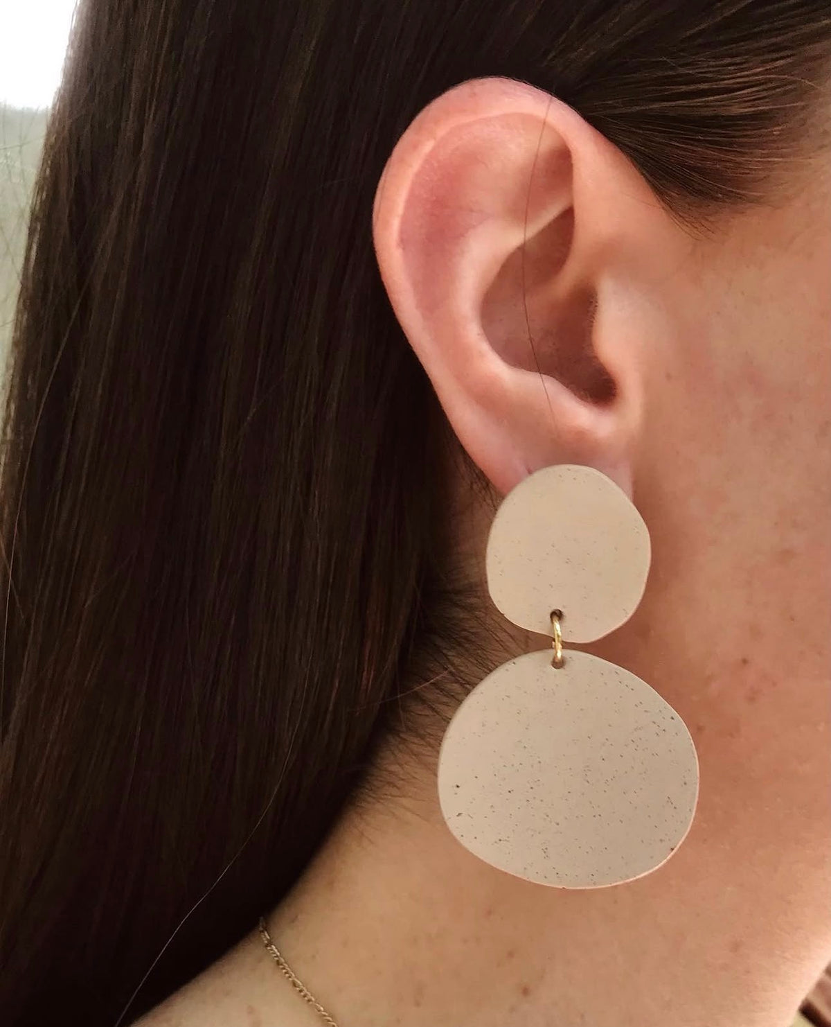 DIARIA aretes largos arcilla