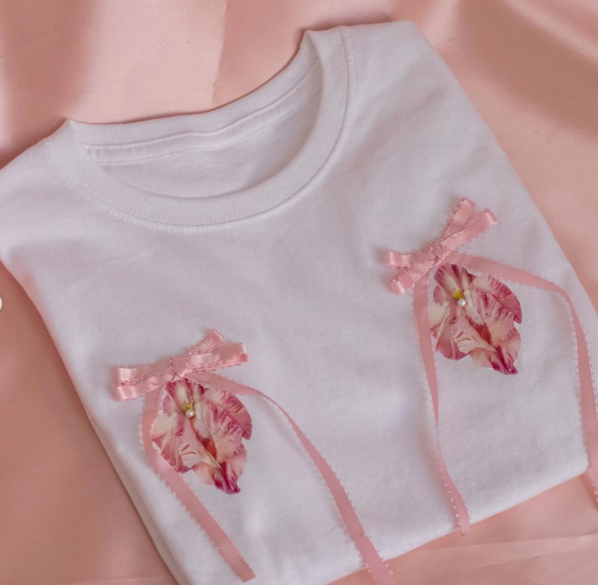 USAGI playera vulva moño blanca